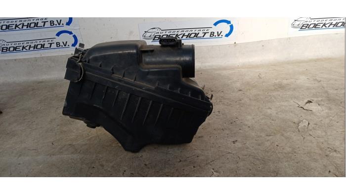 Begagnade Luftfilterhus Toyota Avensis Wagon (T25/B1E) 2.2 D-4D 16V D-CAT Pris € 48,00 Marginaltabell erbjuds av Boekholt autodemontage B.V