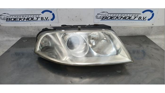 Używane Reflektor prawy Volkswagen Passat Variant (3B6) 2.0 20V Cena € 60,00 Procedura marży oferowane przez Boekholt autodemontage B.V