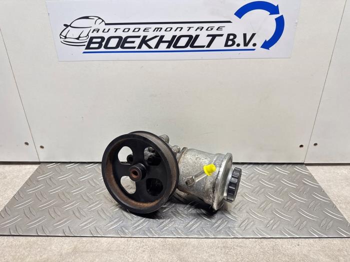 Usagé Pompe de direction Toyota Avensis Wagon (T25/B1E) 2.2 D-4D 16V D-CAT Prix € 50,82 Prix TTC proposé par Boekholt autodemontage B.V