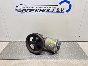 Pompe de direction d'un Toyota Avensis Wagon (T25/B1E) 2.2 D-4D 16V D-CAT 2007