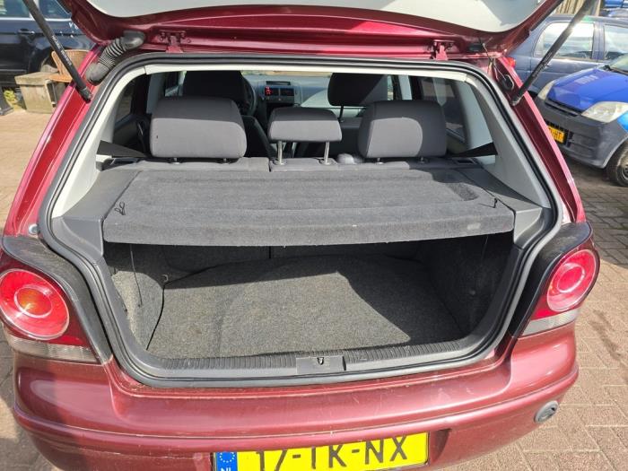 Joint caoutchouc hayon d'un Volkswagen Polo IV (9N1/2/3) 1.4 16V 2006