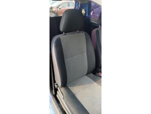 Usados Asiento derecha Daihatsu Cuore (L251/271/276) 1.0 12V DVVT Precio € 90,00 Norma de margen ofrecido por Boekholt autodemontage B.V