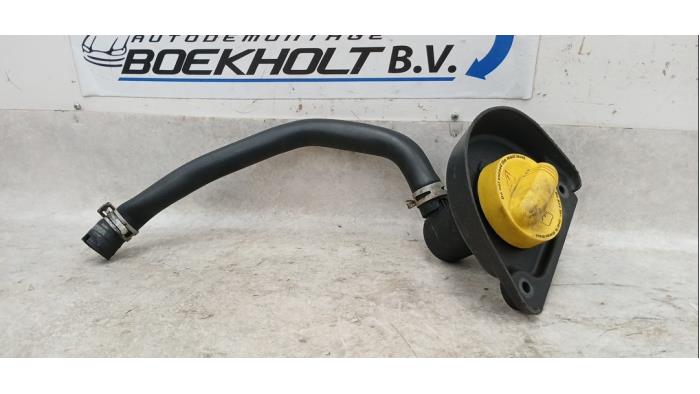 Gebrauchte Öl Füllrohr Opel Vivaro B 1.6 CDTI 90 Preis € 25,00 Margenregelung angeboten von Boekholt autodemontage B.V