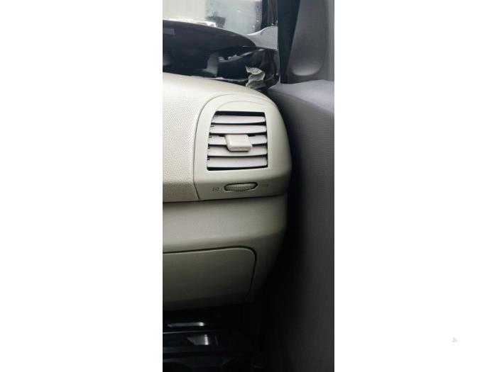 Luftgitter Armaturenbrett van een Nissan Micra (K12) 1.2 16V 2007