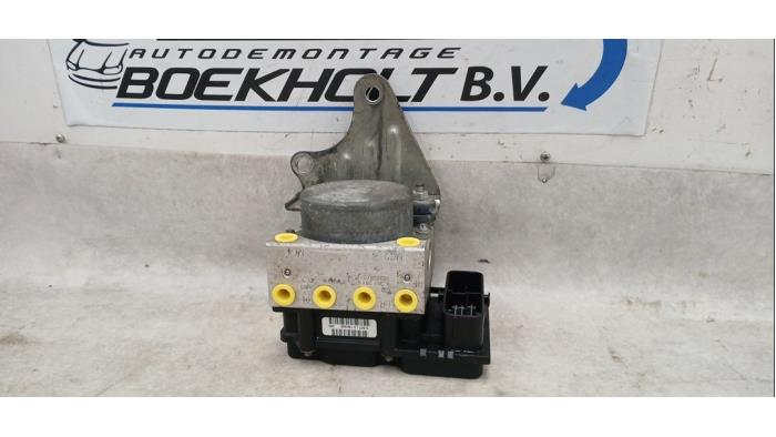 Używane Pompa ABS Peugeot 206 SW (2E/K) 1.4 Cena € 65,00 Procedura marży oferowane przez Boekholt autodemontage B.V