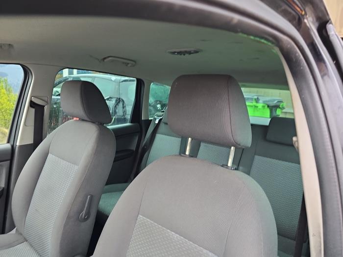 Używane Zaglówek Ford Focus C-Max 1.8 16V Cena € 25,00 Procedura marży oferowane przez Boekholt autodemontage B.V