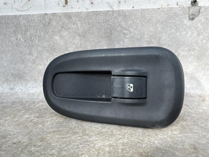 Usados Interruptor de ventanilla eléctrica Opel Movano 2.3 CDTi 16V RWD Precio € 20,00 Norma de margen ofrecido por Boekholt autodemontage B.V