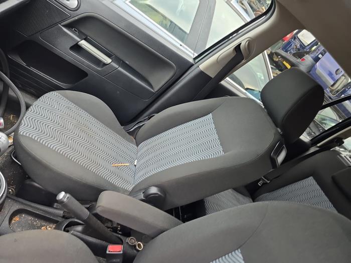 Używane Fotel prawy Ford Fusion 1.4 16V Cena € 90,00 Procedura marży oferowane przez Boekholt autodemontage B.V