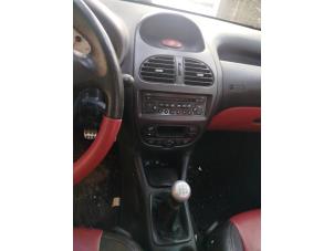 Usados Panel de control de aire acondicionado Peugeot 206 CC (2D) 2.0 16V Precio € 60,00 Norma de margen ofrecido por Boekholt autodemontage B.V