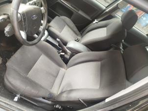 Używane Fotel lewy Ford Mondeo III 2.0 16V Cena € 65,00 Procedura marży oferowane przez Boekholt autodemontage B.V