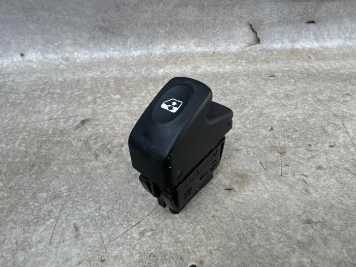 Usados Interruptor de ventanilla eléctrica Renault Kangoo (KC) 1.6 16V Precio € 25,00 Norma de margen ofrecido por Boekholt autodemontage B.V