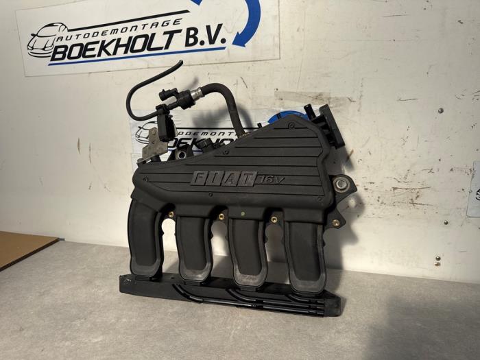 Gebrauchte Ansaugbrugge Fiat Stilo (192A/B) 1.6 16V Preis € 35,00 Margenregelung angeboten von Boekholt autodemontage B.V