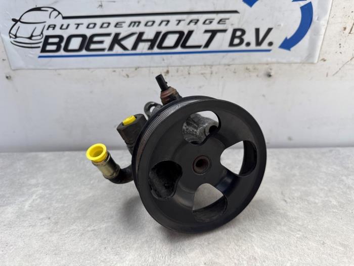 Usagé Pompe de direction Toyota Previa (R3) 2.4i 16V VVT-i Prix € 49,00 Règlement à la marge proposé par Boekholt autodemontage B.V