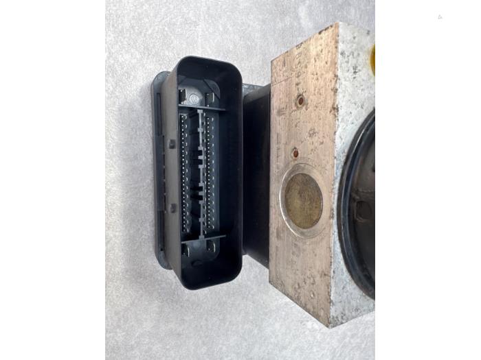 ABS pump from a Volkswagen Polo IV (9N1/2/3) 1.2 12V 2002