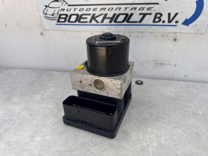 ABS pump from a Volkswagen Polo IV (9N1/2/3) 1.2 12V 2002