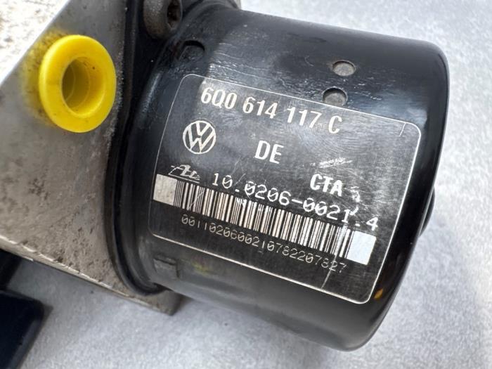 ABS pump from a Volkswagen Polo IV (9N1/2/3) 1.2 12V 2002