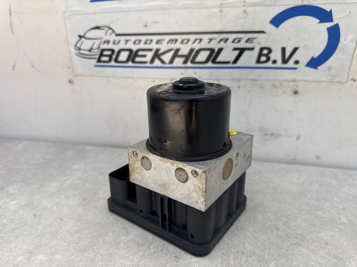 ABS pump from a Volkswagen Polo IV (9N1/2/3) 1.2 12V 2002
