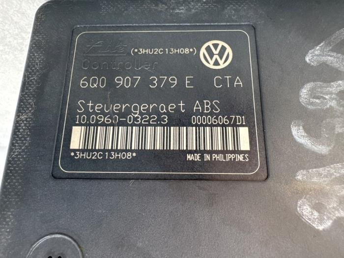 ABS pump from a Volkswagen Polo IV (9N1/2/3) 1.2 12V 2002