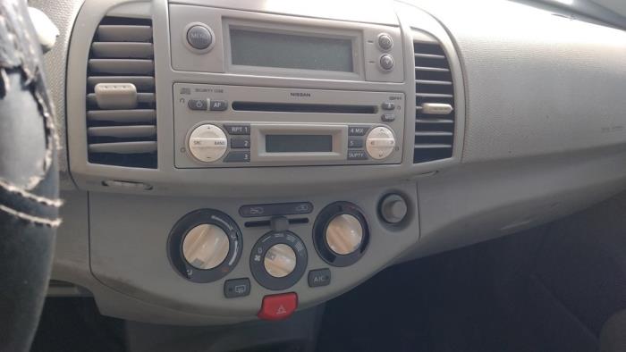 Grille aération tableau de bord d'un Nissan Micra (K12) 1.2 16V 2005