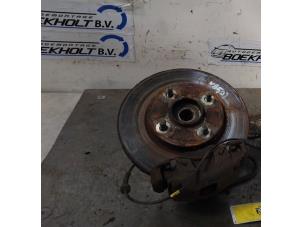 Gebrauchte Radnabe vorne Ford Fiesta 5 (JD/JH) 1.4 16V Preis € 36,00 Margenregelung angeboten von Boekholt autodemontage B.V