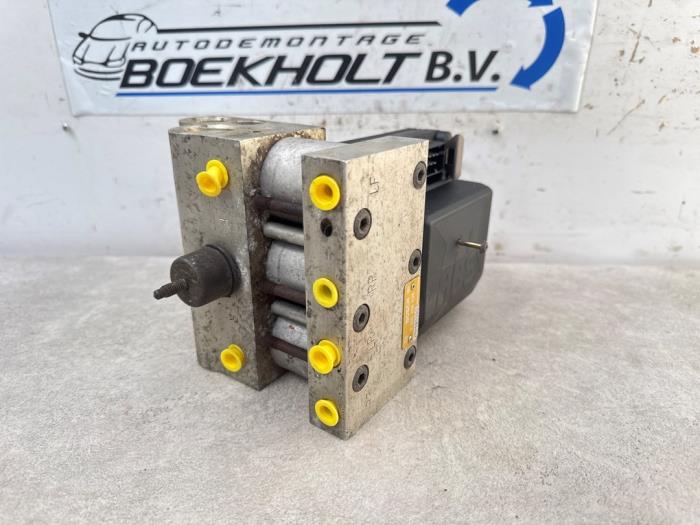 Używane Pompa ABS Peugeot 306 (7D) 2.0 Cena € 125,00 Procedura marży oferowane przez Boekholt autodemontage B.V