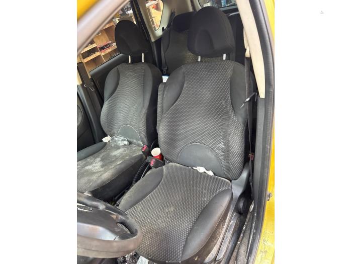 Używane Fotel prawy Nissan Note (E11) 1.6 16V Cena € 90,00 Procedura marży oferowane przez Boekholt autodemontage B.V
