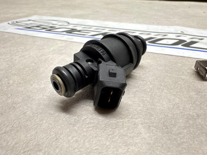 Injector (petrol injection) Opel Vectra C 1.8 16V - 90536149 Z18XE ...