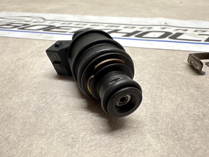 Injector (petrol injection) Opel Vectra C 1.8 16V - 90536149 Z18XE ...