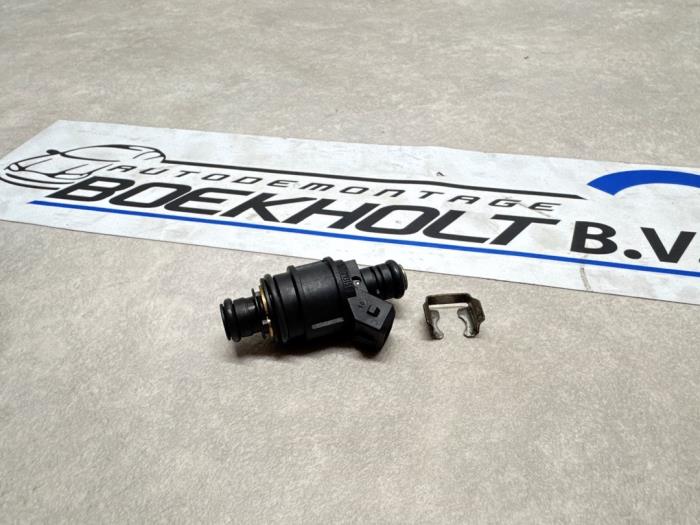 Injector (petrol injection) Opel Vectra C 1.8 16V - 90536149 Z18XE ...
