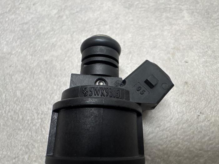 Injector (petrol injection) Opel Vectra C 1.8 16V - 90536149 Z18XE ...