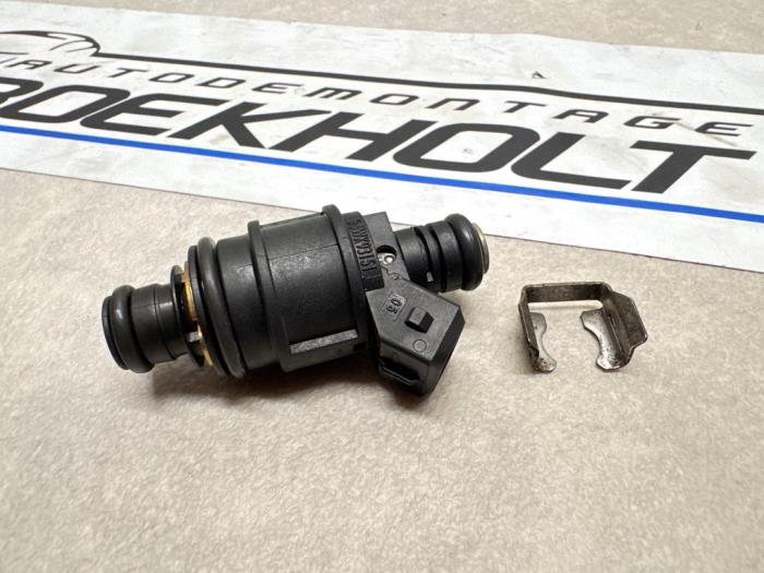 Injector (petrol injection) Opel Vectra C 1.8 16V - 90536149 Z18XE ...