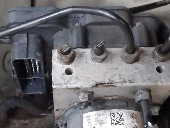 Gebrauchte ABS Pumpe Peugeot Expert (V1/VA/VB/VE/VF/VT/VY) 2.0 Blue HDi 120 16V Preis € 151,25 Mit Mehrwertsteuer angeboten von Boekholt autodemontage B.V