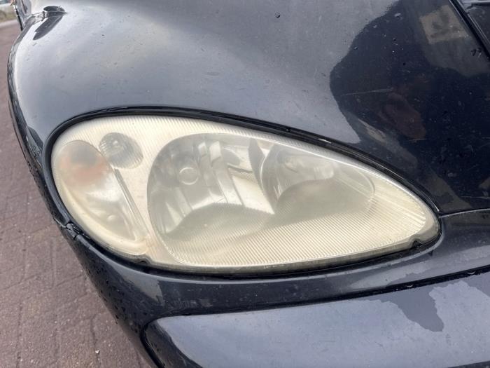 Używane Reflektor prawy Chrysler PT Cruiser 2.4 16V Cena € 39,00 Procedura marży oferowane przez Boekholt autodemontage B.V