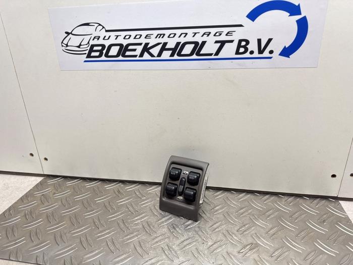 Usados Interruptor de ventanilla eléctrica Chrysler PT Cruiser 2.4 16V Precio € 35,00 Norma de margen ofrecido por Boekholt autodemontage B.V