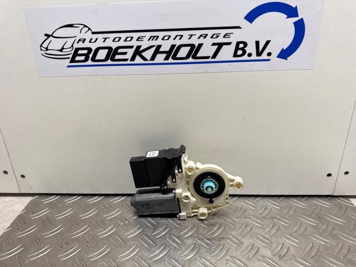 Usados Motor de ventanilla de puerta Volkswagen Passat (3C2) 2.0 FSI 16V Precio € 25,00 Norma de margen ofrecido por Boekholt autodemontage B.V