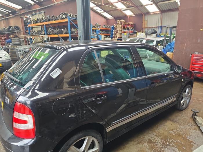 Usados Ventanilla triangular derecha detrás Skoda Fabia (6Y2) 1.4i 16V Precio € 35,00 Norma de margen ofrecido por Boekholt autodemontage B.V
