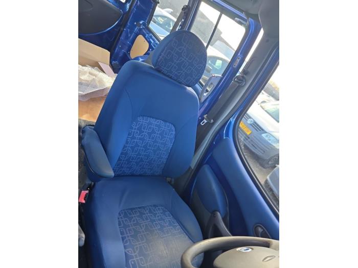 Używane Zaglówek Fiat Doblo (223A/119) 1.6 16V Cena € 25,00 Procedura marży oferowane przez Boekholt autodemontage B.V