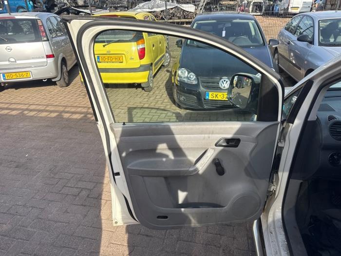 Używane Klamka okienna Volkswagen Caddy III (2KA,2KH,2CA,2CH) 2.0 SDI Cena € 7,50 Procedura marży oferowane przez Boekholt autodemontage B.V