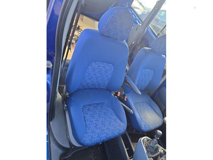Używane Zaglówek Fiat Doblo (223A/119) 1.6 16V Cena € 25,00 Procedura marży oferowane przez Boekholt autodemontage B.V