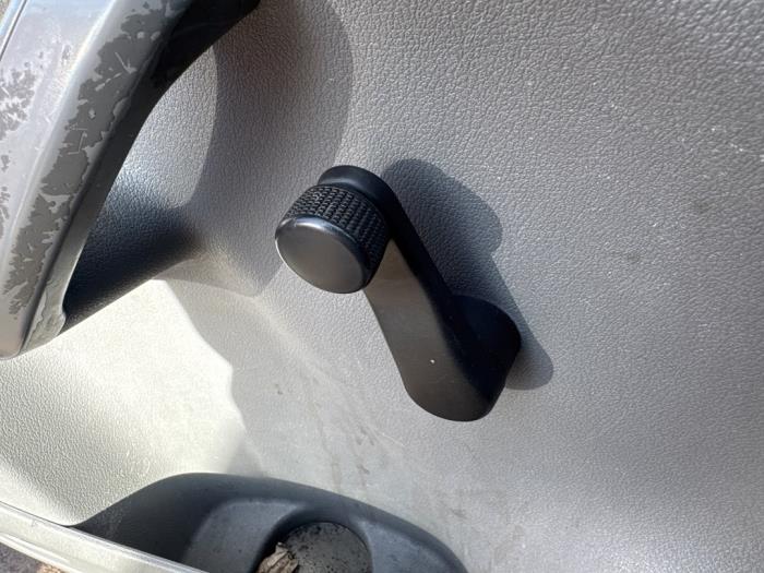 Używane Klamka okienna Volkswagen Caddy III (2KA,2KH,2CA,2CH) 2.0 SDI Cena € 7,50 Procedura marży oferowane przez Boekholt autodemontage B.V
