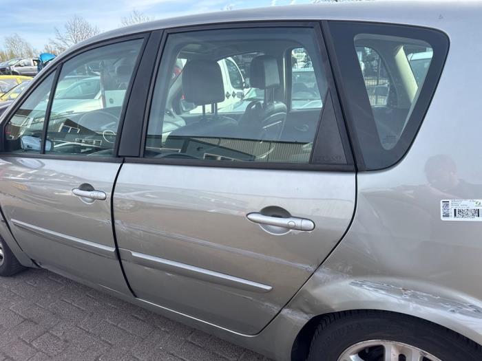 Usados Ventanilla triangular izquierda detrás Renault Scénic II (JM) 2.0 16V Precio € 35,00 Norma de margen ofrecido por Boekholt autodemontage B.V