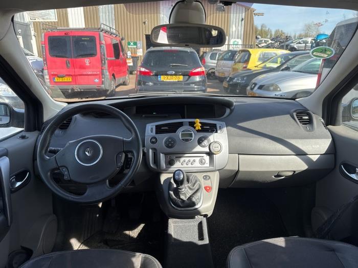 Używane Panel Renault Scénic II (JM) 2.0 16V Cena € 150,00 Procedura marży oferowane przez Boekholt autodemontage B.V