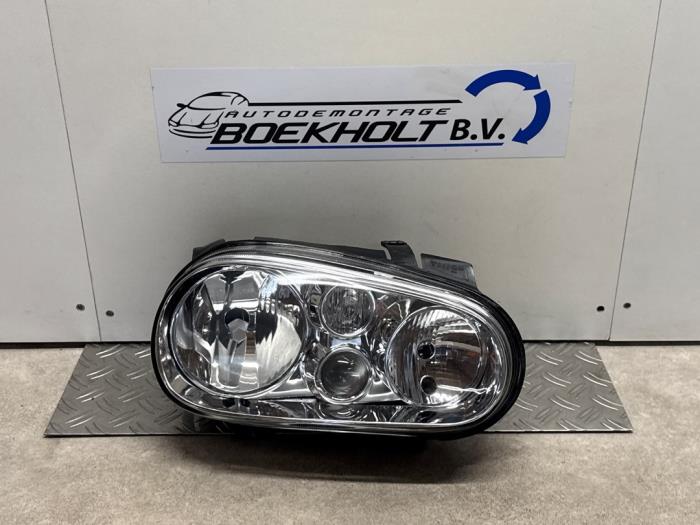 Używane Reflektor prawy Volkswagen Golf IV (1J1) 1.4 16V Cena € 30,25 Z VAT oferowane przez Boekholt autodemontage B.V