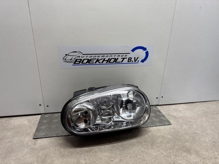 Używane Reflektor lewy Volkswagen Golf IV (1J1) 1.4 16V Cena € 30,25 Z VAT oferowane przez Boekholt autodemontage B.V