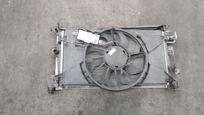 Gebrauchte Kühlerventilator Ford Focus 3 Wagon 1.6 Ti-VCT 16V 105 Preis € 50,00 Margenregelung angeboten von Boekholt autodemontage B.V