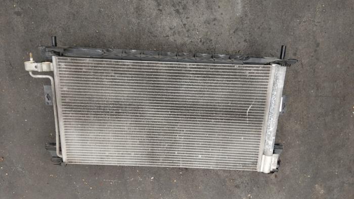Usagé Radiateur Ford Focus 3 Wagon 1.6 Ti-VCT 16V 105 Prix € 35,00 Règlement à la marge proposé par Boekholt autodemontage B.V