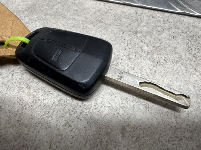 Ignition lock + computer from a Opel Corsa D 1.3 CDTi 16V ecoFLEX 2013