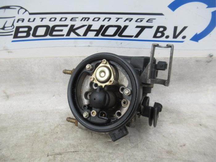 Throttle body from a Volkswagen Polo III (6N1) 1.3i 55 1995
