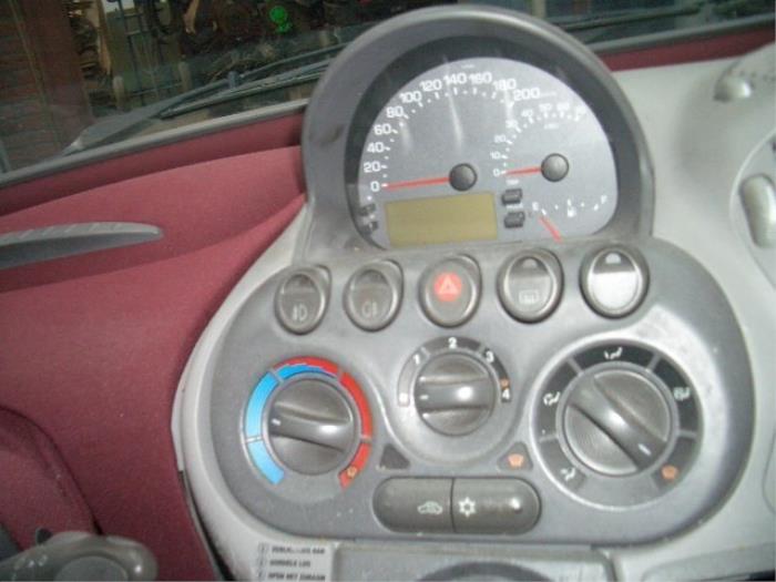 Commutateur éclairage d'urgence d'un Fiat Multipla (186) 1.6 16V 100 SX,ELX 2001