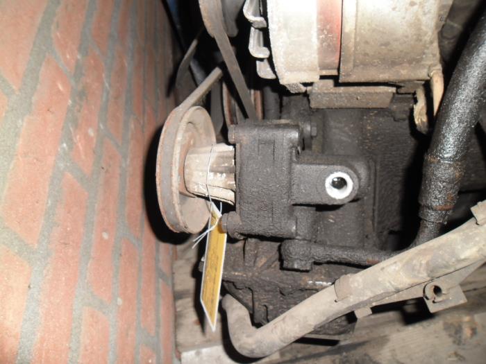 Power steering pump from a BMW 3 serie Touring (E30/5) 316i 1994